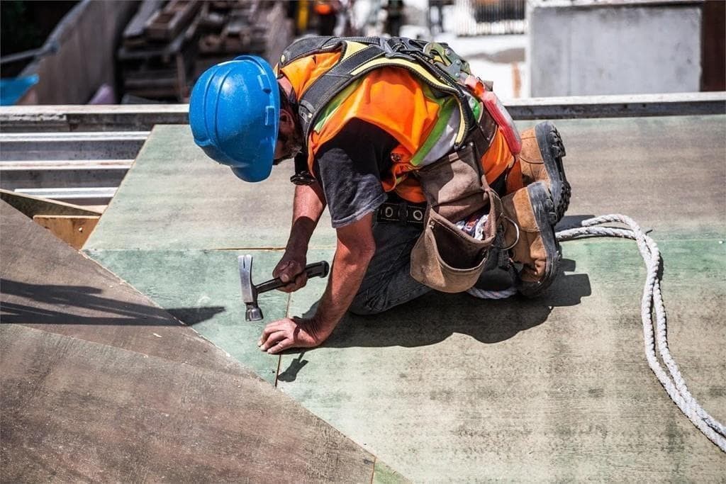 ¿Cómo desarrollamos los trabajos en altura en Alvértice Mantenimiento General de Edificios S.L.?