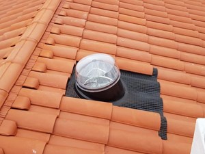 ¿En qué consiste la protección de los lucernarios con malla y por qué es necesaria?