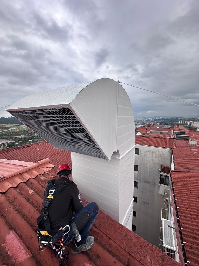Foto 1 Instalación profesional  de chimeneas y salidas de humos en locales y viviendas en A Coruña