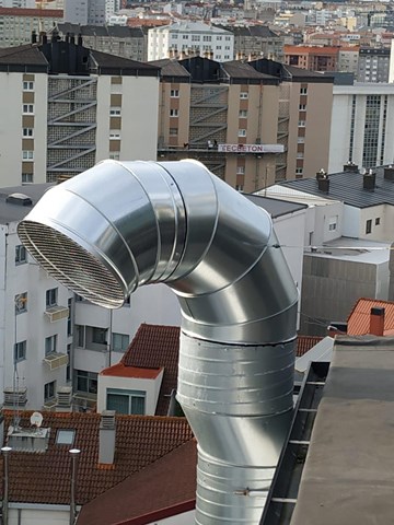 Instalación profesional  de chimeneas y salidas de humos en locales y viviendas en A Coruña - Imagen 1