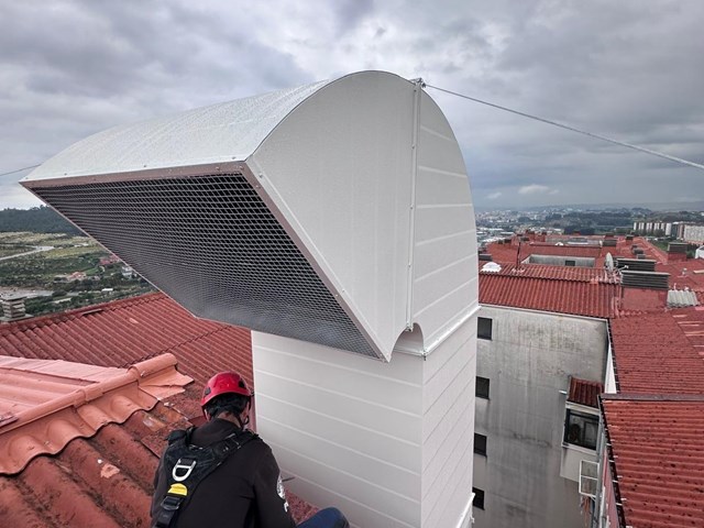 Instalación profesional  de chimeneas y salidas de humos en locales y viviendas en A Coruña