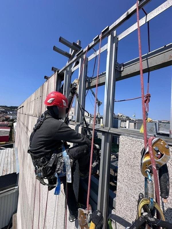 Foto 1 Instalamos líneas de vida fijas y móviles en cubiertas de edificios en A Coruña