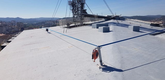 Instalamos líneas de vida fijas y móviles en cubiertas de edificios en A Coruña - Imagen 1