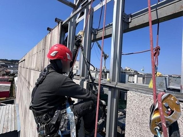 Instalamos líneas de vida fijas y móviles en cubiertas de edificios en A Coruña