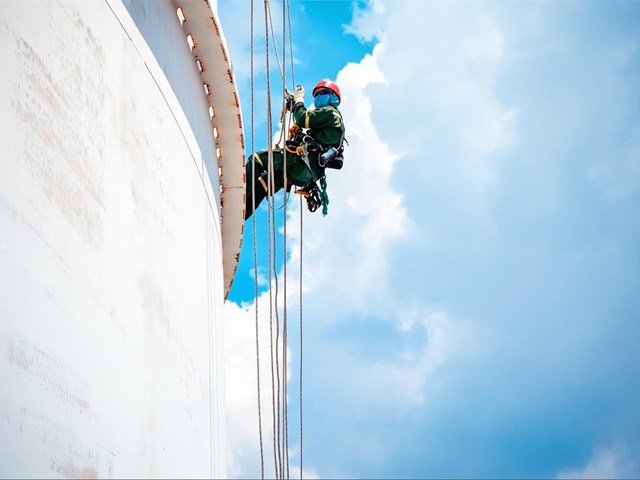 Líneas de vida fijas vs. móviles: diferencias, usos y cuál necesita su edificio