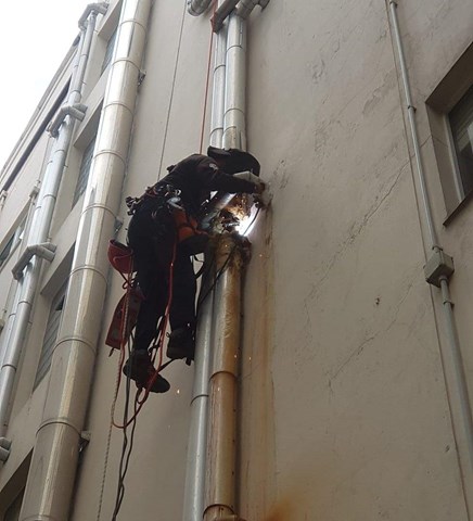 Repare hoy los canalones y bajantes de su nave industrial en A Coruña - Imagen 1