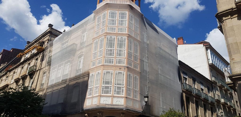 Foto 1 Su publicidad, a gran altura: montaje de lonas publicitarias en A Coruña