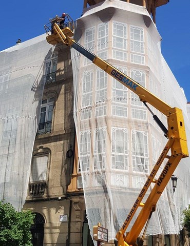 Su publicidad, a gran altura: montaje de lonas publicitarias en A Coruña - Imagen 1