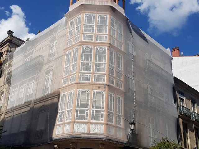 Su publicidad, a gran altura: montaje de lonas publicitarias en A Coruña
